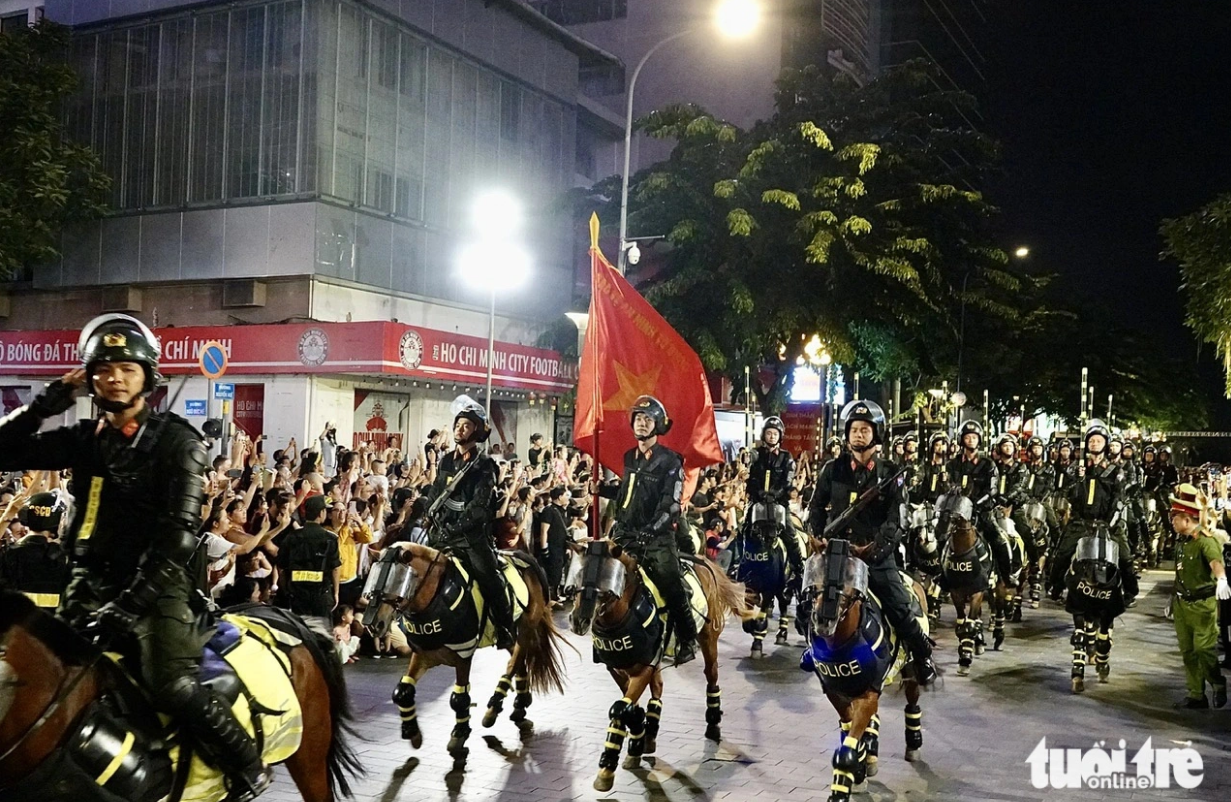 Cavalry troops parade on Nguyen Hue Pedestrian Street in downtown Ho Chi Minh City on August 17, 2024. Photo: T.T.D. / Tuoi Tre