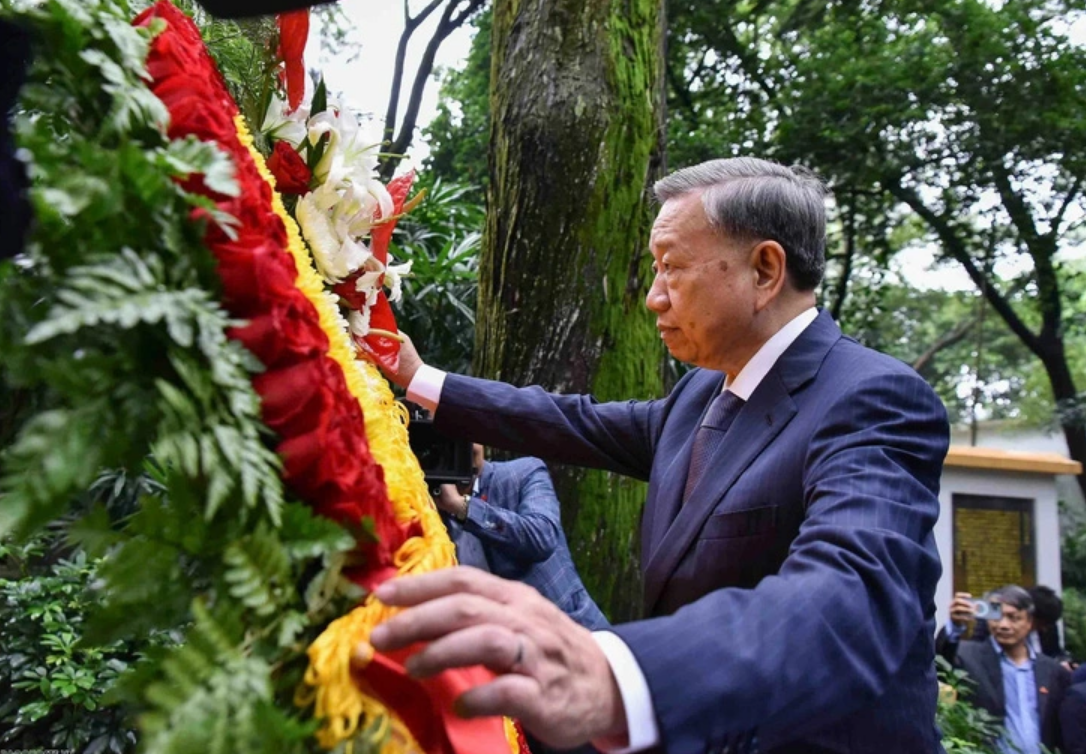 Vietnam’s Party chief and State President To Lam lays a wreath to martyr Pham Hong Thai. Photo: The World and Vietnam Report