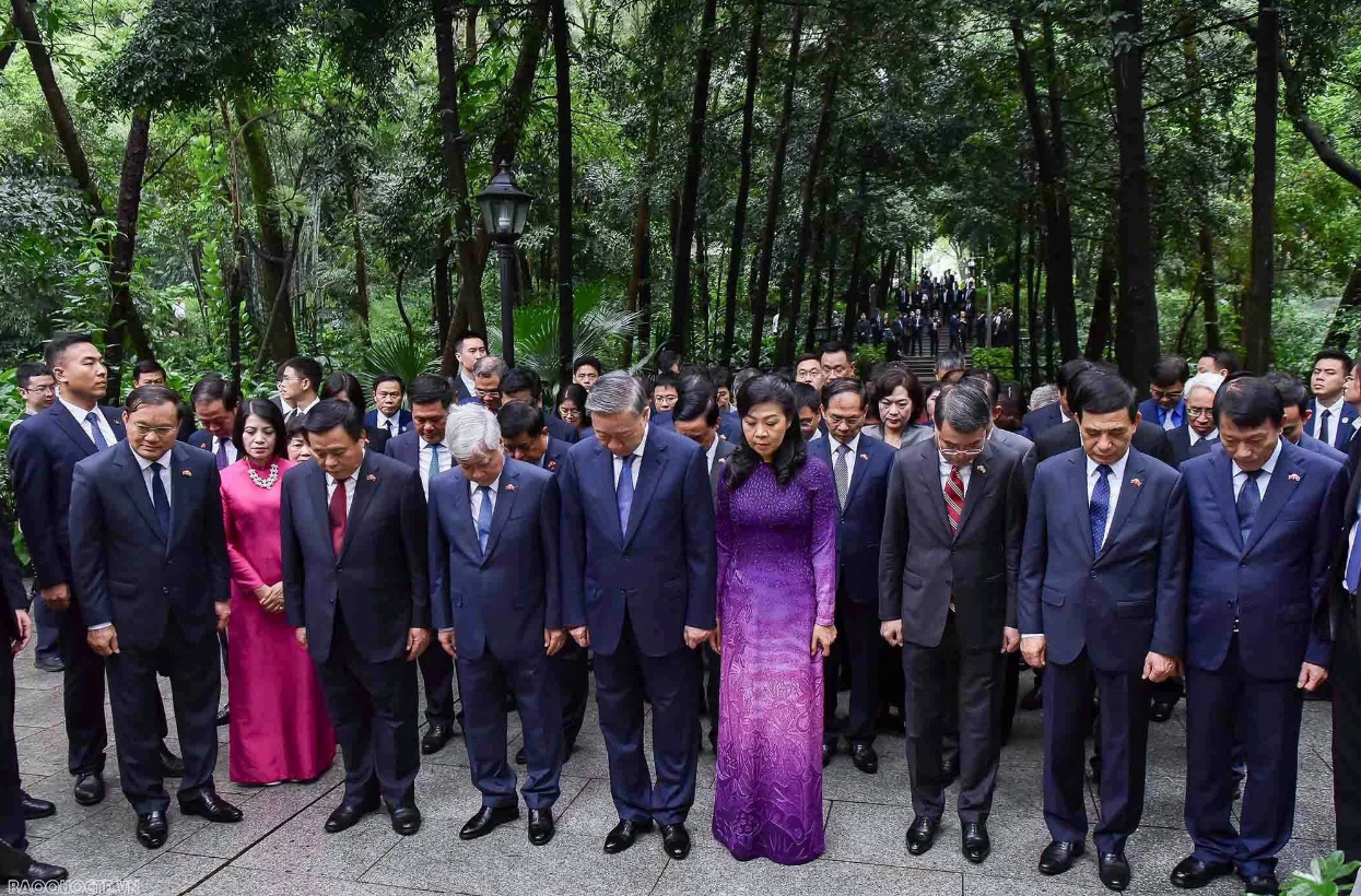 Party General Secretary and State President To Lam, his spouse and a high-ranking delegation of Vietnam pay tribute to martyr Pham Hong Thai at his grave in the Huang Hua Gang Memorial Park. Photo: The World and Vietnam Report