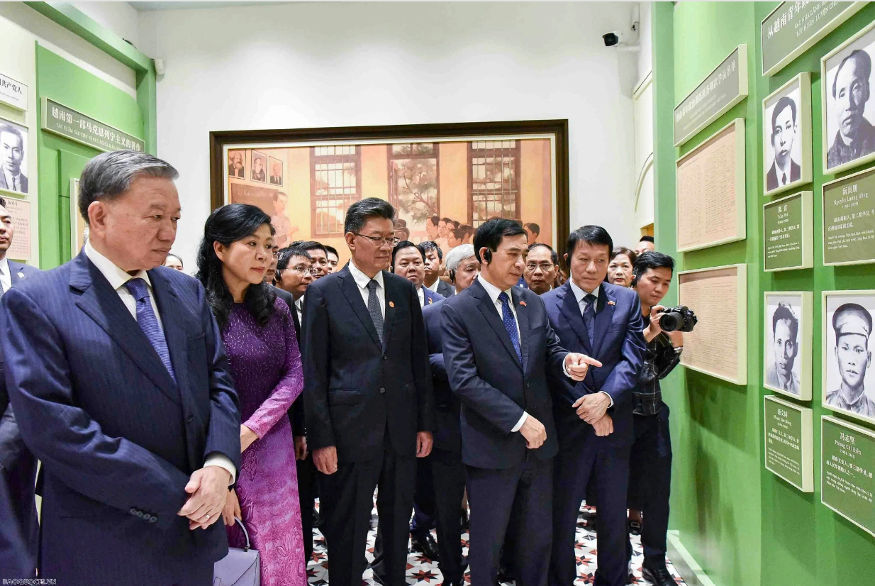 Party General Secretary and State President To Lam (1st, left) and his entourage visit the relic site of the headquarters of the Vietnamese Revolutionary Youth League at No. 13 (now No. 248 – 250) on Wen Ming street, Guangzhou city. Photo: The World and Vietnam Report