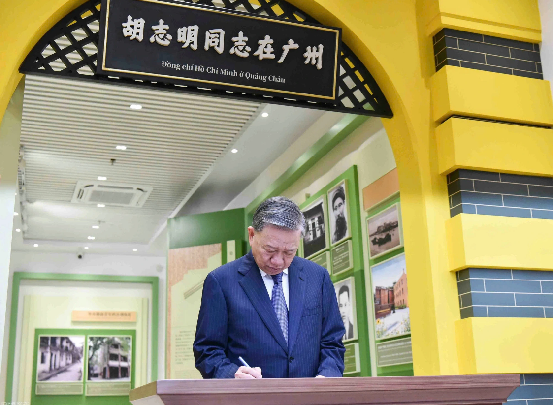 Party chief and State President To Lam writes in a guest book at the relic site of the headquarters of the Vietnamese Revolutionary Youth League. Photo: The World and Vietnam Report