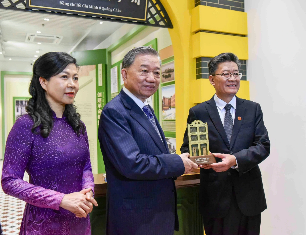 Party chief and State President To Lam (2nd, left) and his spouse at the relic site of the headquarters of the Vietnamese Revolutionary Youth League. Photo: The World and Vietnam Report