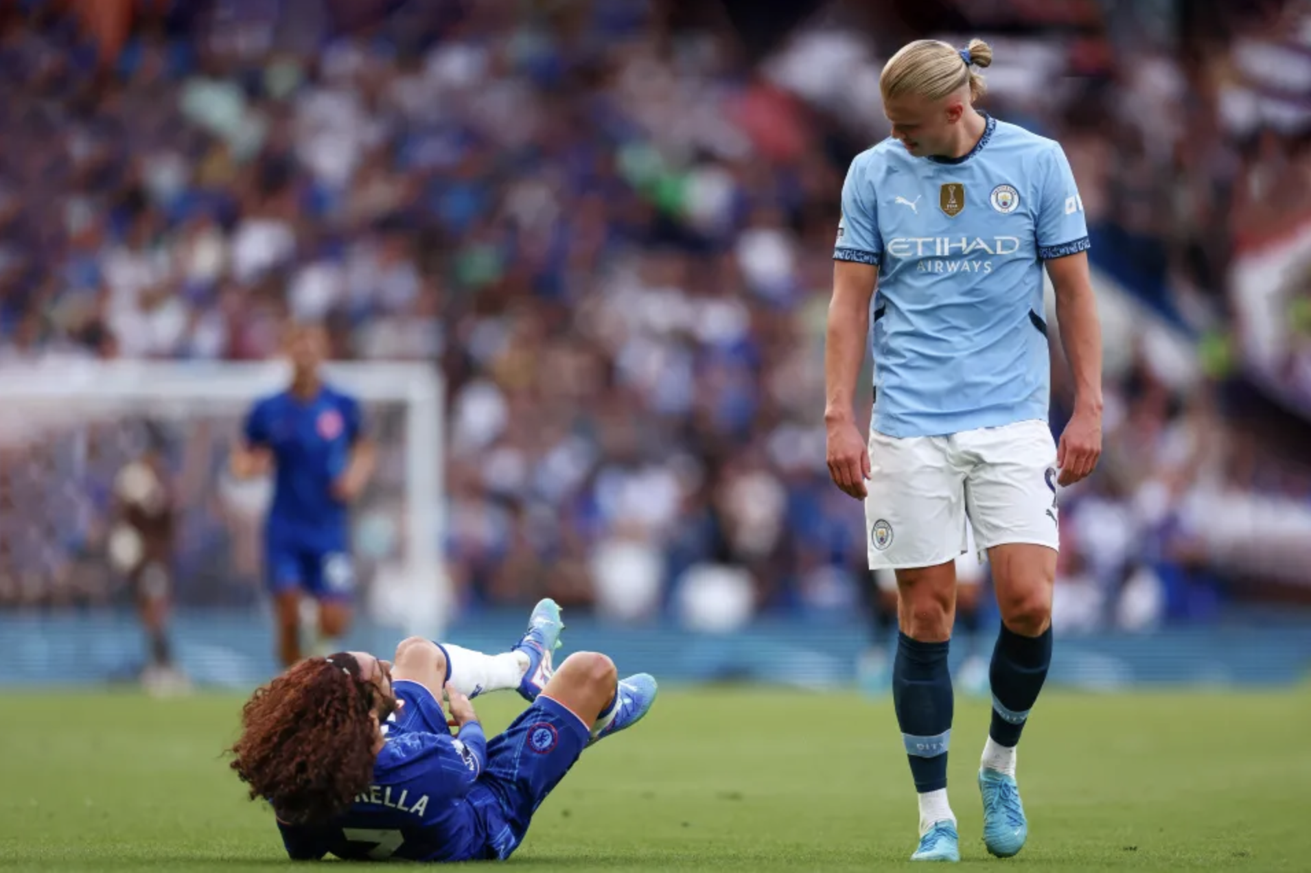 Haaland declines to help when Cucurella suffers a cramp in the match between Man City and Chelsea at Stamford Bridge. Photo: The Sun