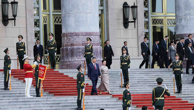 China's Party General Secretary and President Xi Jinping and his spouse leave the Great Hall of the People to welcome Vietnam’s Party General Secretary and State President To Lam and his spouse in Beijing on August 19, 2024. Photo: Nguyen Hong / Tuoi Tre