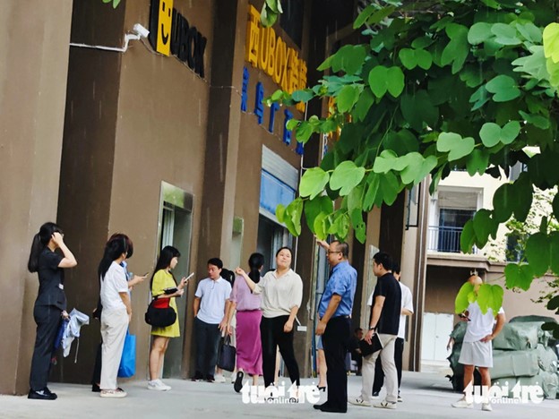 Vietnamese people visit the livestreaming center in Pingxiang, China, which borders Vietnam’s Lang Son Province to learn about business models. Photo: Bong Mai / Tuoi Tre