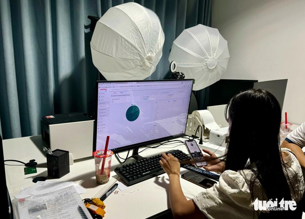 Many Vietnamese people are also employed to work at a livestreaming center in Hekou, China. Photo: Bong Mai / Tuoi Tre