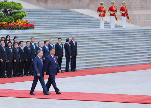 China's Party General Secretary and President Xi Jinping and Vietnam’s Party General Secretary and State President To Lam head toward the platform of honor in Beijing on August 19, 2024. Photo: Nguyen Hong / Tuoi Tre