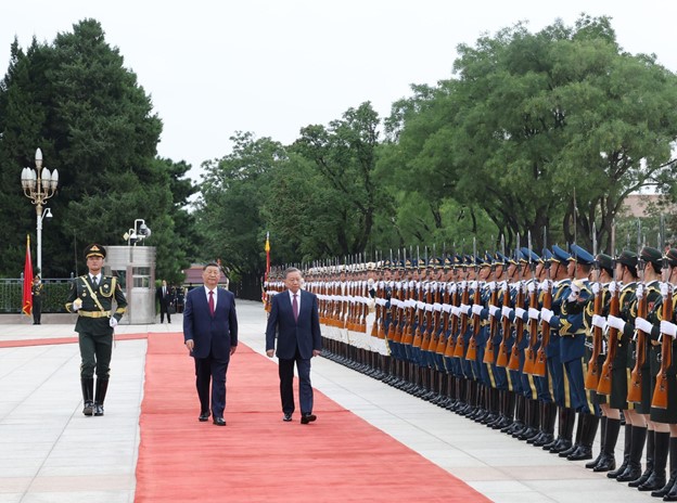 China's Party General Secretary and President Xi Jinping invites Vietnam’s Party General Secretary and State President To Lam to witness Chinese honor guards in Beijing on August 19, 2024. Photo: Vietnam News Agency