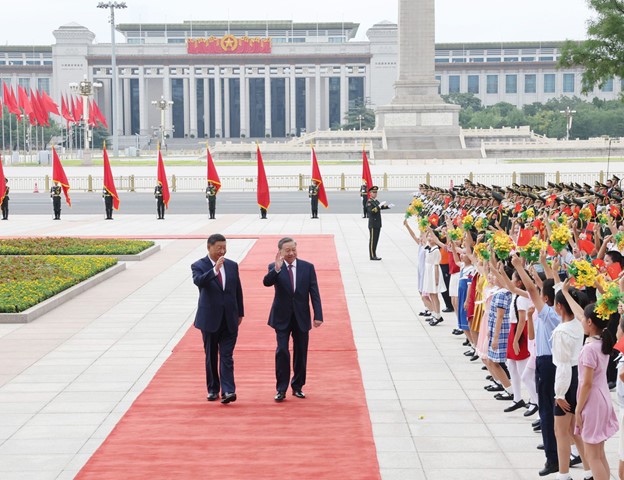 Many children wave flowers and Vietnamese and U.S. flags to welcome Vietnam’s Party General Secretary and State President To Lam in Beijing on August 19, 2024. Photo: Vietnam News Agency