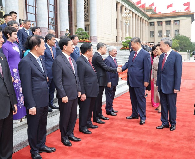 Vietnam’s Party General Secretary and State President To Lam (R) introduces Vietnamese high-ranking officials to China's Party General Secretary and President Xi Jinping in Beijing on August 19, 2024. Photo: Vietnam News Agency