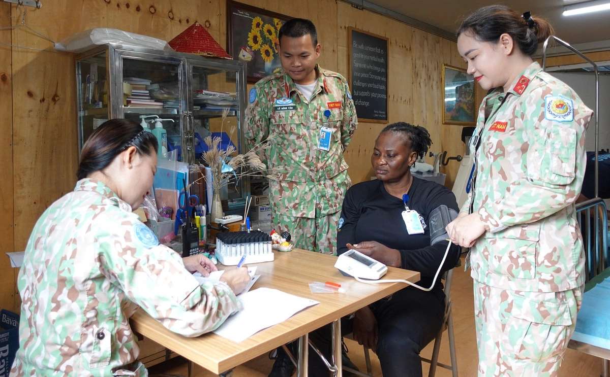 Vietnamese peacekeeping doctors offer check-ups for Ghanaian female police in South Sudan