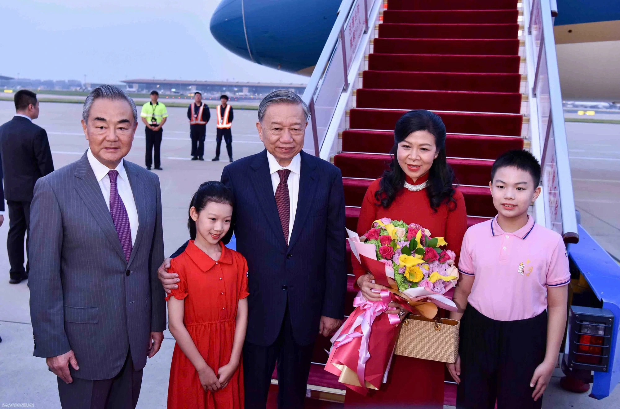 Wang Yi (L, 1st), member of the Political Bureau of the Communist Party of China Central Committee, director of the Office of the Central Commission for Foreign Affairs, and Minister of Foreign Affairs, receives Vietnamese Party leader and State President To Lam and his spouse at Beijing Capital International Airport in China, August 18, 2024. Photo: The World and Vietnam Report