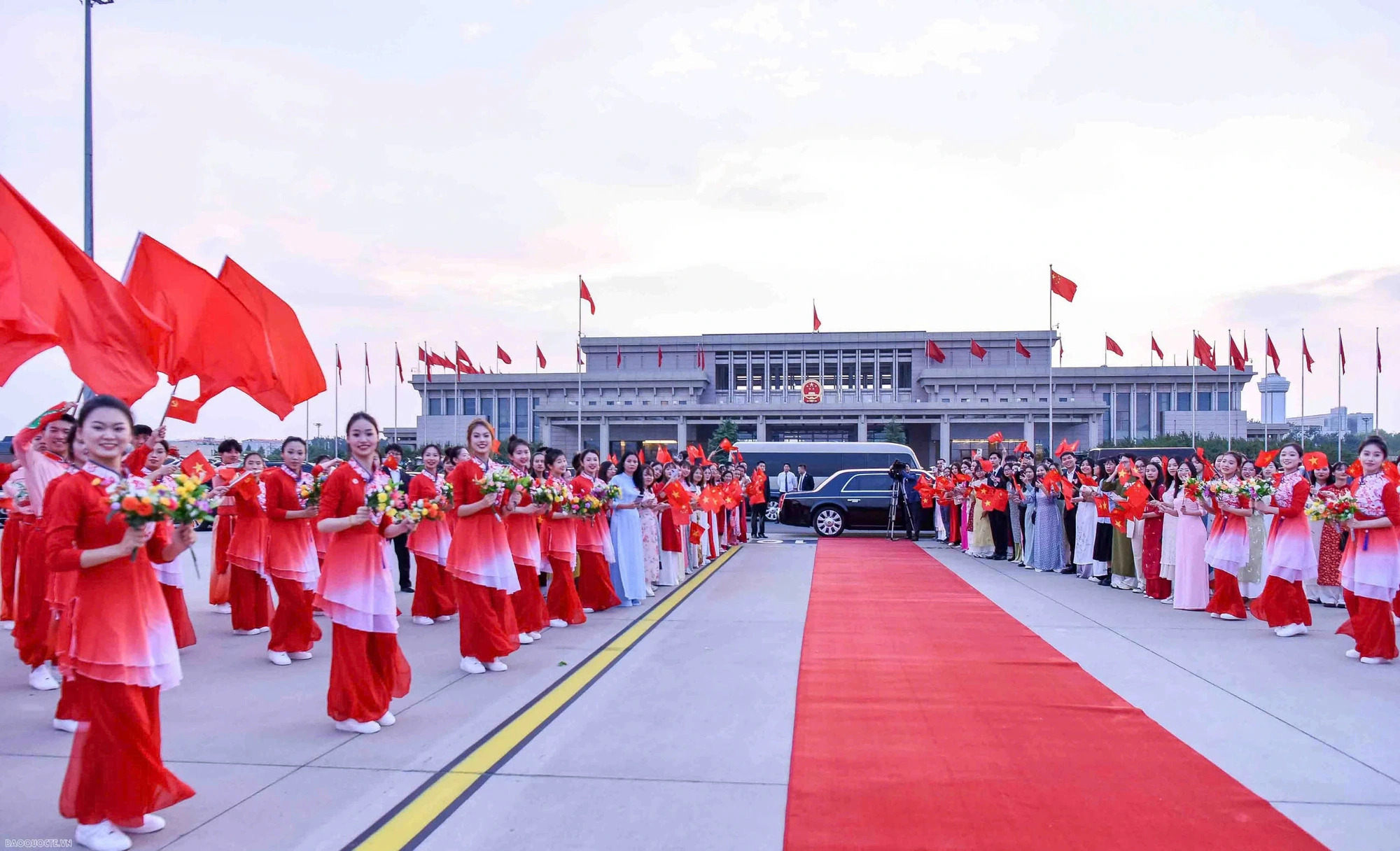 Participants are seen at a welcome ceremony for General Secretary of the Communist Party of Vietnam Central Committee and State President To Lam, his spouse, and his entourage at Beijing Capital International Airport in China, August 18, 2024. Photo: The World and Vietnam Report