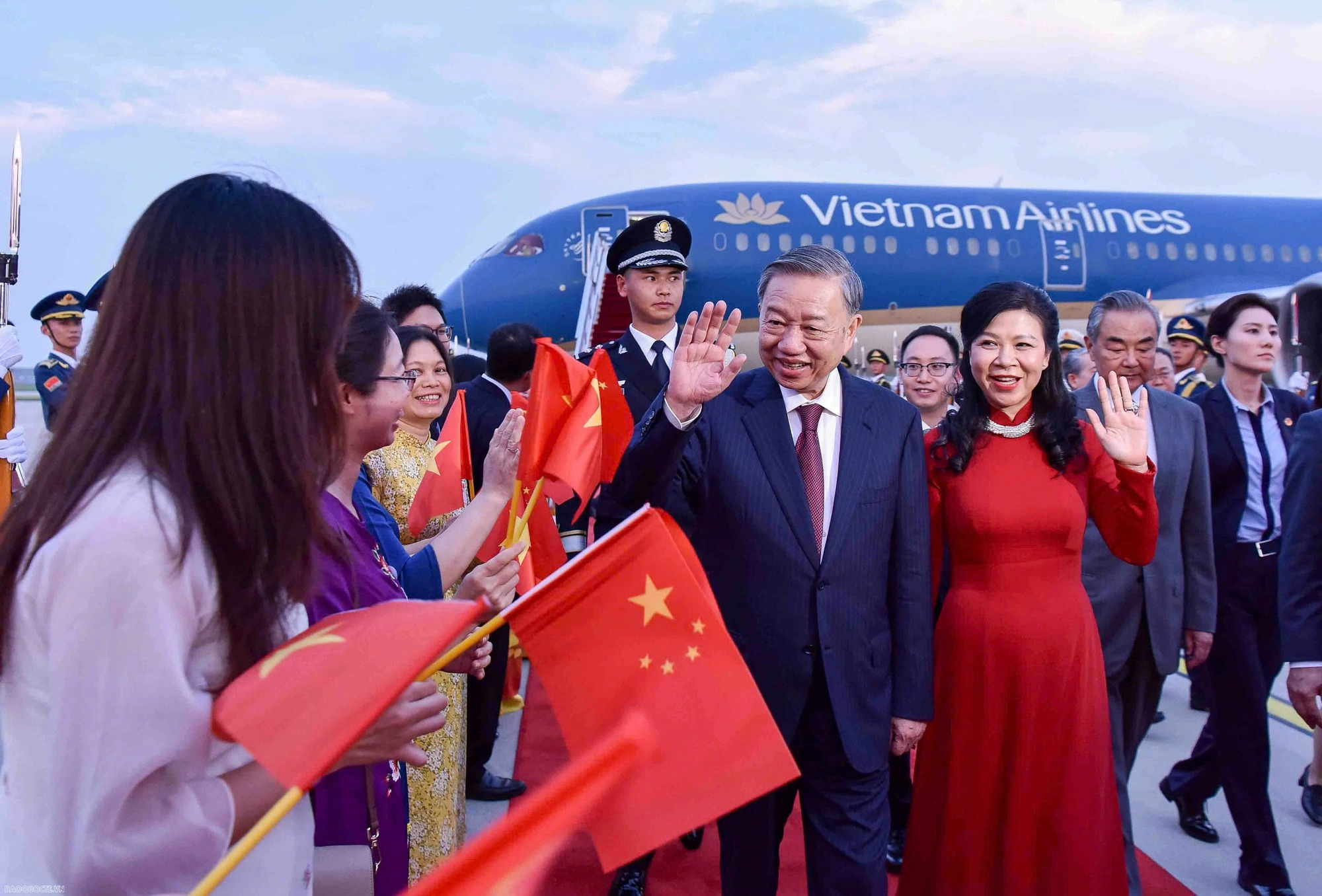 General Secretary of the Communist Party of Vietnam Central Committee and State President To Lam and his spouse wave their hands at members of the Vietnamese community in China at Beijing Capital International Airport, August 18, 2024. Photo: The World and Vietnam Report