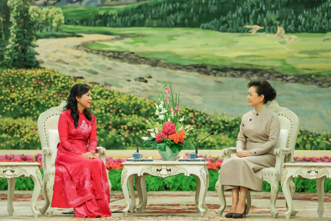 Spouses of top Vietnamese, Chinese leaders enjoy tea, art performances in Beijing