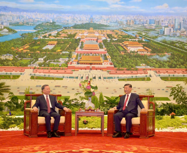 Vietnam's Party General Secretary and State President To Lam (L) and Chinese Party General Secretary and President Xi Jinping at the tea party in Beijing on Monday. Photo: Vietnam News Agency