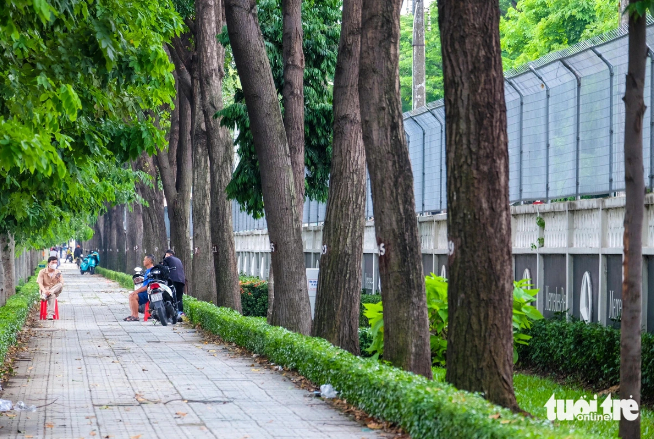 A wall of the Mercedes-Benz Vietnam factory is hundreds of meters long on Quang Trung Street in Go Vap District, Ho Chi Minh City. Photo: Phuong Nhi / Tuoi Tre