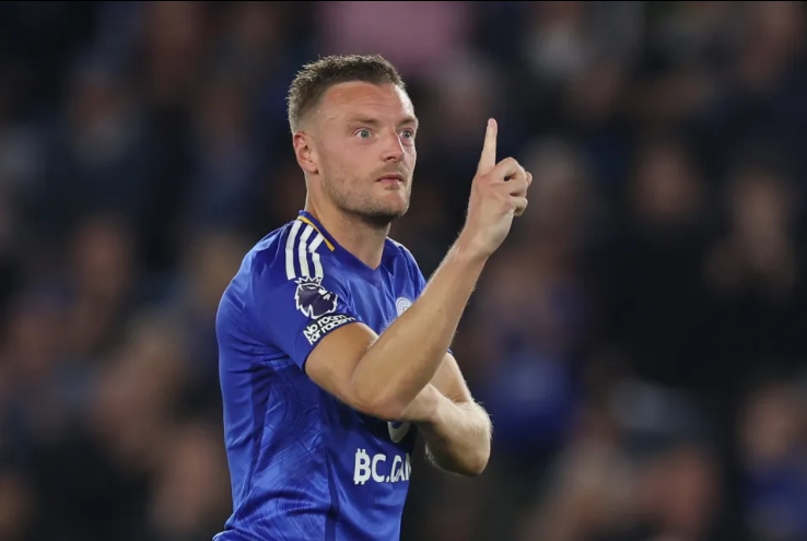 Jamie Vardy makes a brutal gesture to the Tottenham fans. Photo: Getty