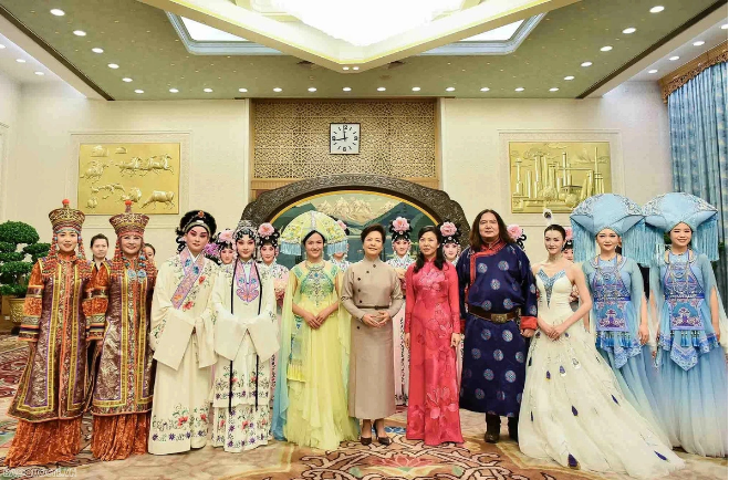 The two spouses (L, 6th and 7th) pose for a photo with Chinese artists. Photo: Nguyen Hong