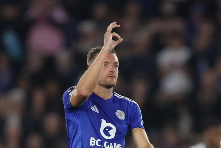 He signals how many times Tottenham has won the Premier League title, compared to him. Photo: Getty