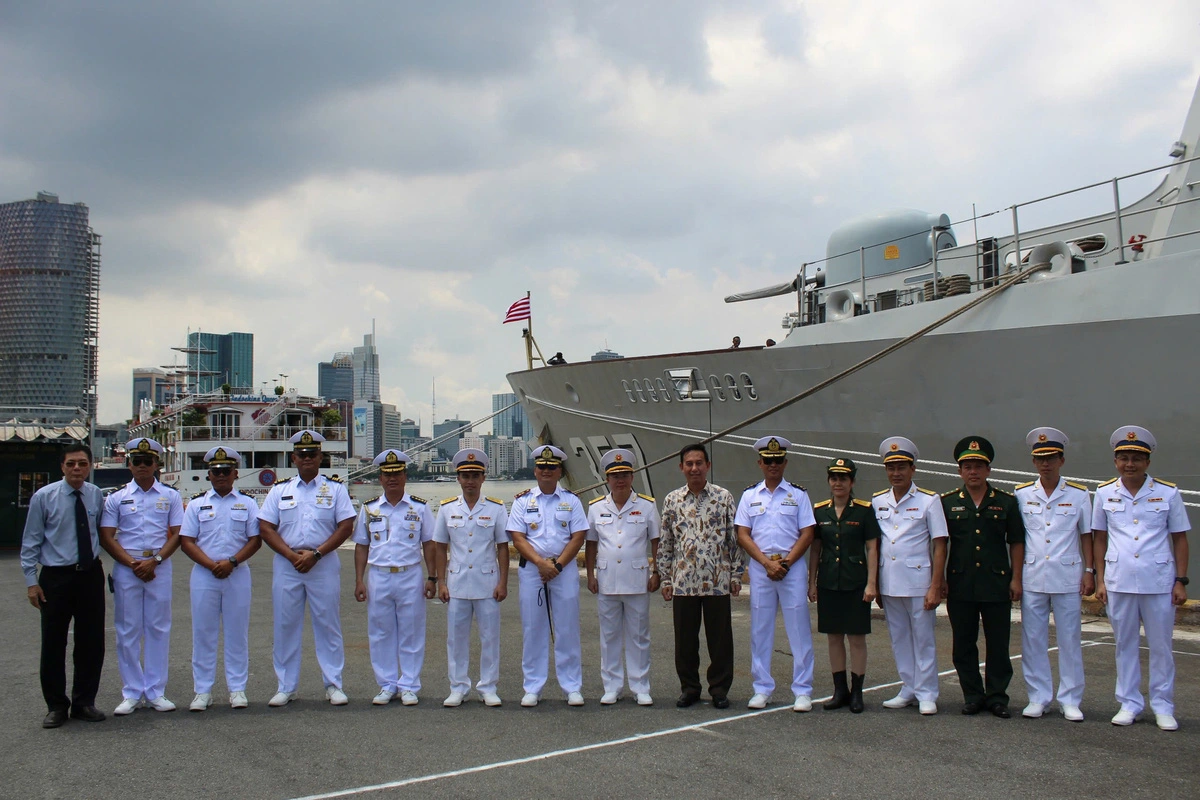 Vietnamese naval officials and the crew of the Indonesian Navy ship KRI Bung Tomo-357 pose for a photo at Nha Rong Port in Ho Chi Minh City, August 19, 2024. Photo: Vietnam People’s Navy