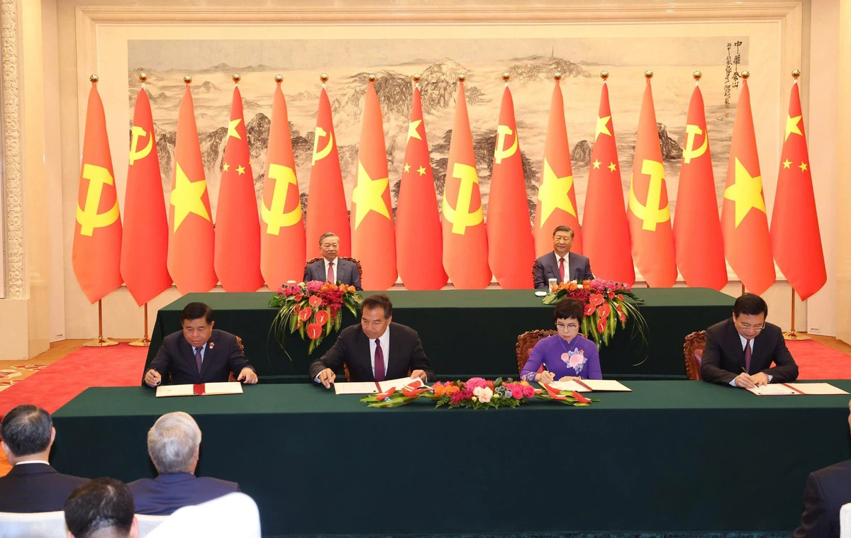 Vietnamese Party General Secretary and State President To Lam (L, rear row) and his Chinese counterpart Xi Jinping witness the signing of cooperative documents in Beijing on August 19, 2024. Photo: VNA