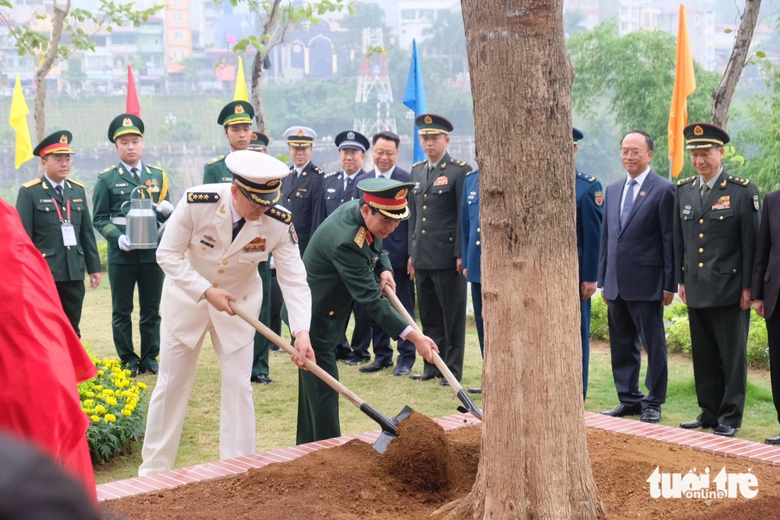 Vietnamese Minister of National Defense Phan Van Giang (R) and his Chinese counterpart Dong Jun jointly plant a ‘friendship’ tree within the framework of the eighth Vietnam - China Border Defense Friendship Exchange Program in April 2024. Photo: Nguyen Bao / Tuoi Tre