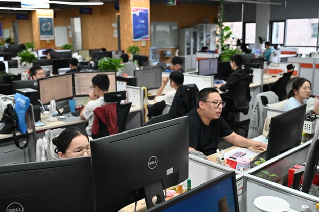 Chinese enterprises use AI to forecast consumption trends of Vietnamese consumers to prepare goods. Photo: Bong Mai / Tuoi Tre