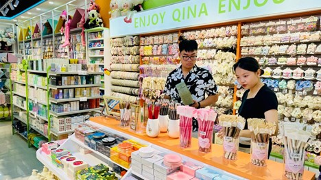 Chinese enterprises offer many products at low costs for Vietnamese wholesalers. Photo: Bong Mai / Tuoi Tre