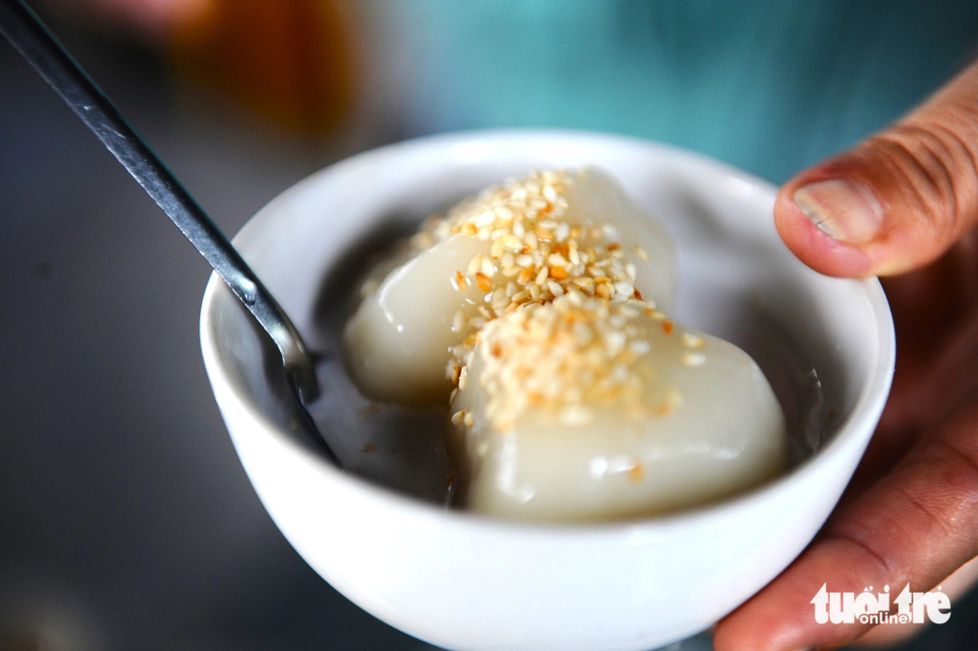 A serving of floating rice ball sweet soup at Nguyen Thi My Phuong’s sweet soup stall near the Tran Hung Dao-Duy Tan intersection in Tuy Hoa City, Phu Yen Province, south-central Vietnam. Photo: Lam Thien / Tuoi Tre