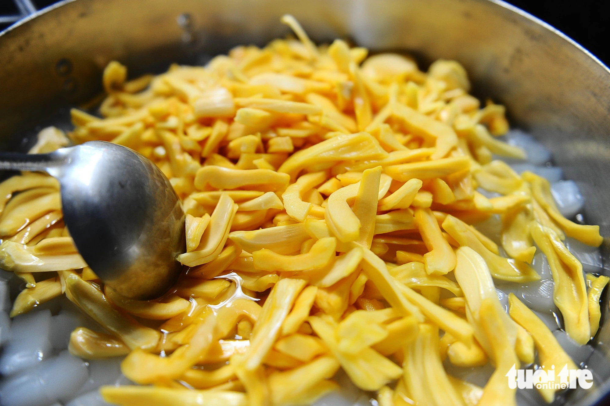 Jackfruit and sugar palm sweet soup at Nguyen Thi My Phuong’s sweet soup stall near the Tran Hung Dao-Duy Tan intersection in Tuy Hoa City, Phu Yen Province, south-central Vietnam. Photo: Lam Thien / Tuoi Tre