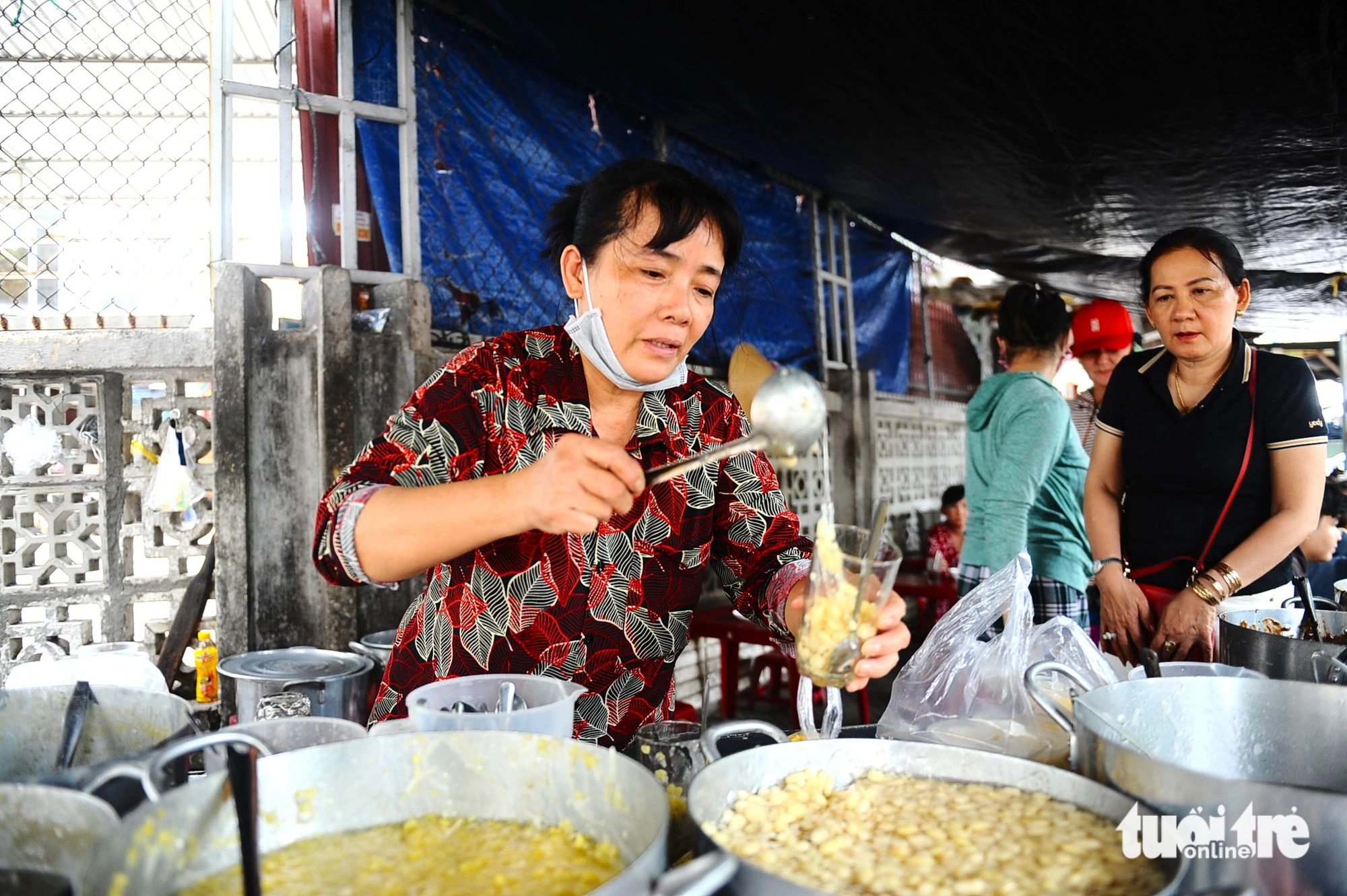 Nguyen Thi My Phuong serves sweet soup at her stall near the Tran Hung Dao-Duy Tan intersection in Tuy Hoa City, Phu Yen Province, south-central Vietnam. Photo: Lam Thien / Tuoi Tre