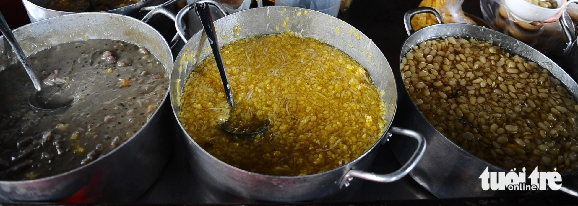 Different types of sweet soup at Nguyen Thi My Phuong’s sweet soup stall near the Tran Hung Dao-Duy Tan intersection in Tuy Hoa City, Phu Yen Province, south-central Vietnam. Photo: Lam Thien / Tuoi Tre