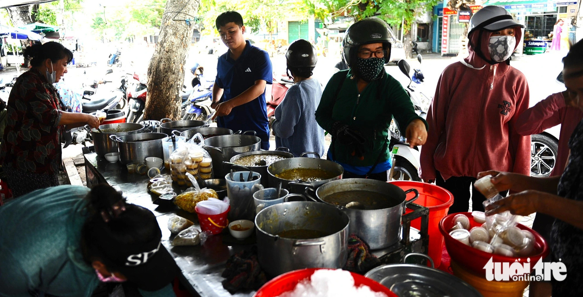 Customers crowd Nguyen Thi My Phuong’s sweet soup stall near the Tran Hung Dao-Duy Tan intersection in Tuy Hoa City, Phu Yen Province, south-central Vietnam. Photo: Lam Thien / Tuoi Tre