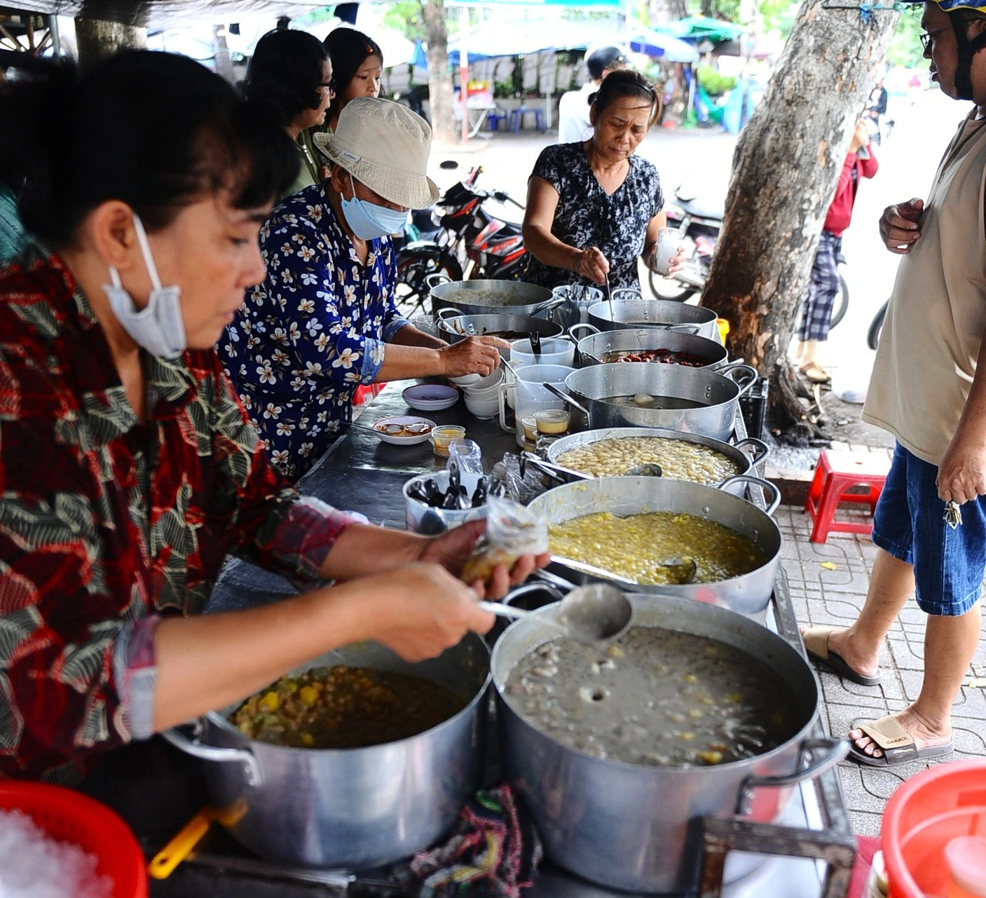 Nguyen Thi My Phuong’s sweet soup stall near the Tran Hung Dao-Duy Tan intersection in Tuy Hoa City, Phu Yen Province, south-central Vietnam. Photo: Lam Thien / Tuoi Tre