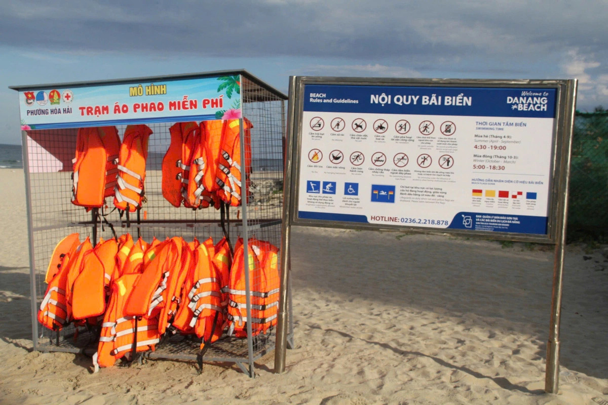 The free life jacket station is conveniently located near the beach’s regulation sign at Non Nuoc Beach, Da Nang City. Photo: Pham Hoai / Tuoi Tre