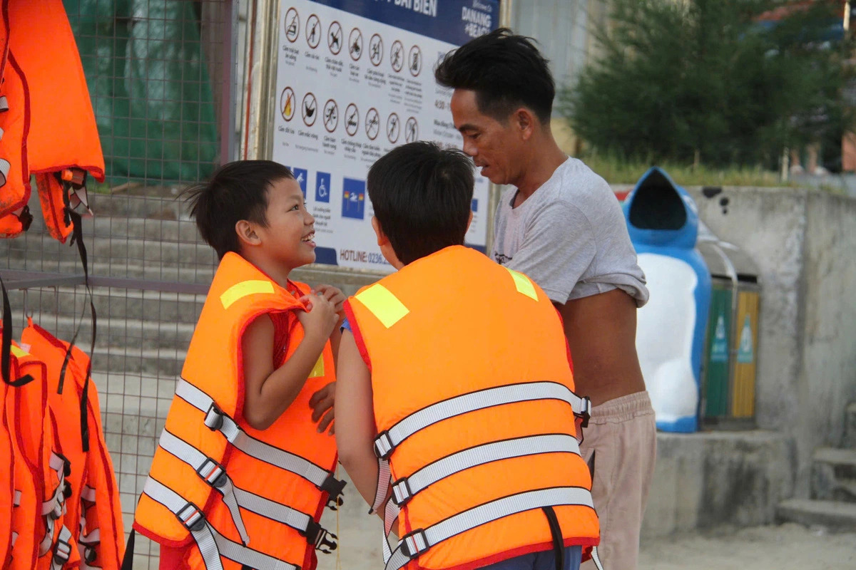 Free life jacket station opens at iconic Da Nang beach