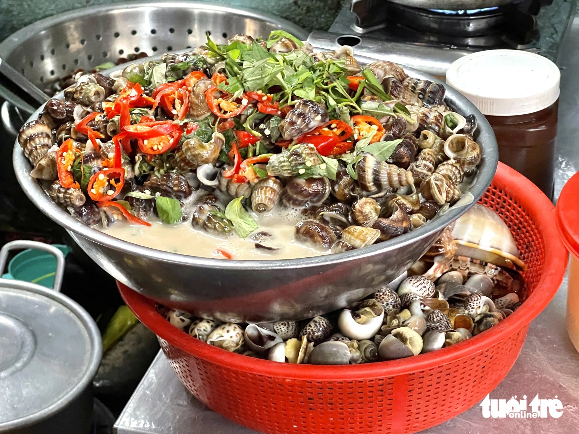 Mud creepers are cooked with coconut sauce at Thuong’s stall in Vuon Chuoi Market in District 3, Ho Chi Minh City. Photo: Dong Nguyen / Tuoi Tre News