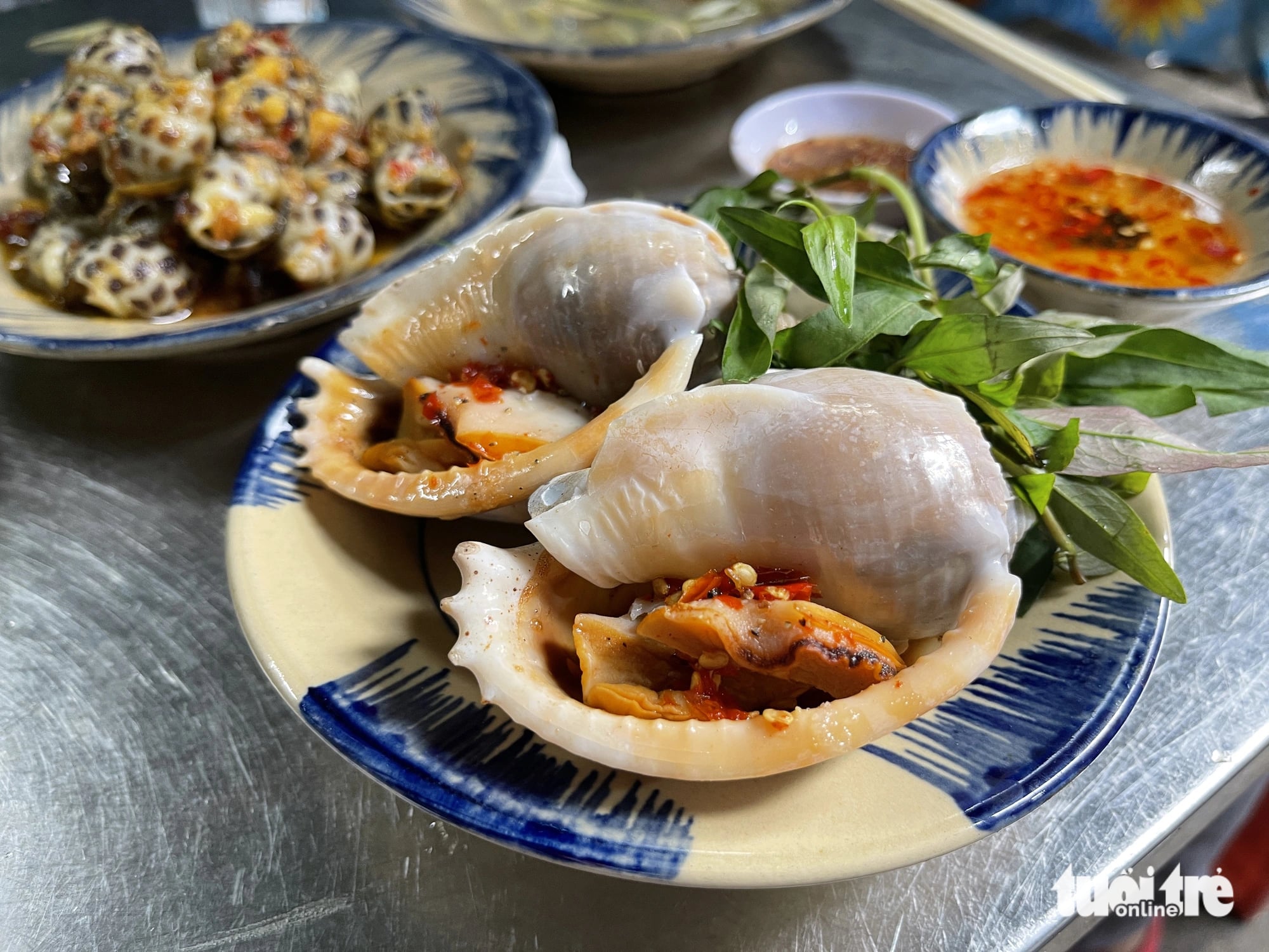 A shellfish dish is served at Thuong’s stall in Vuon Chuoi Market in District 3, Ho Chi Minh City. Photo: Dong Nguyen / Tuoi Tre News