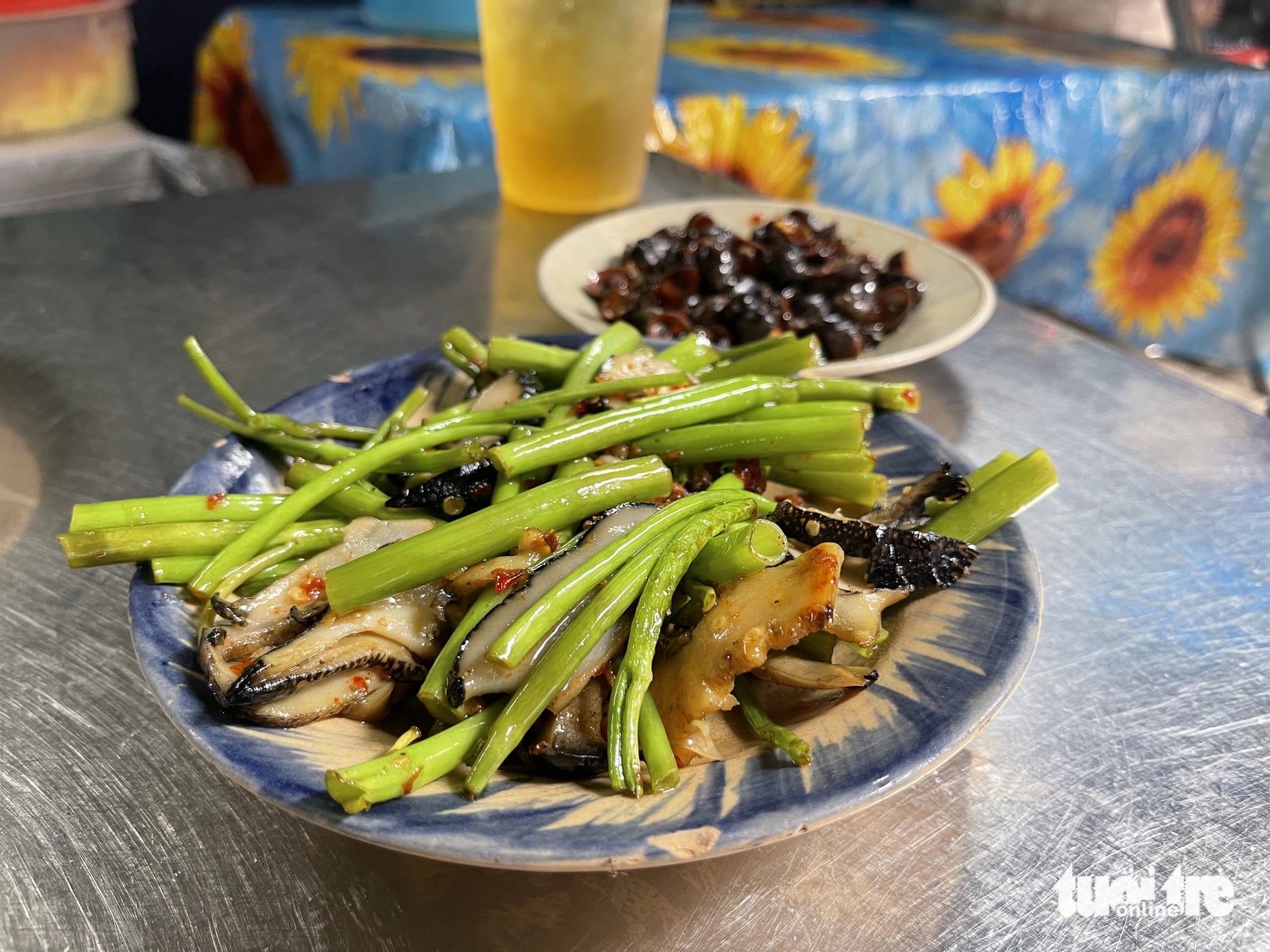 Sliced bailer shells stir-fried with water spinach at Thuong’s stall in Vuon Chuoi Market in District 3, Ho Chi Minh City. Photo: Dong Nguyen / Tuoi Tre News