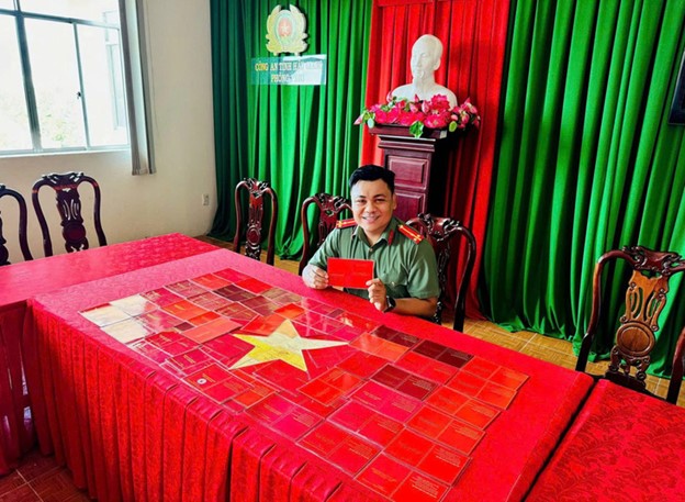 Young people use blood donation certificates to make Vietnamese flags