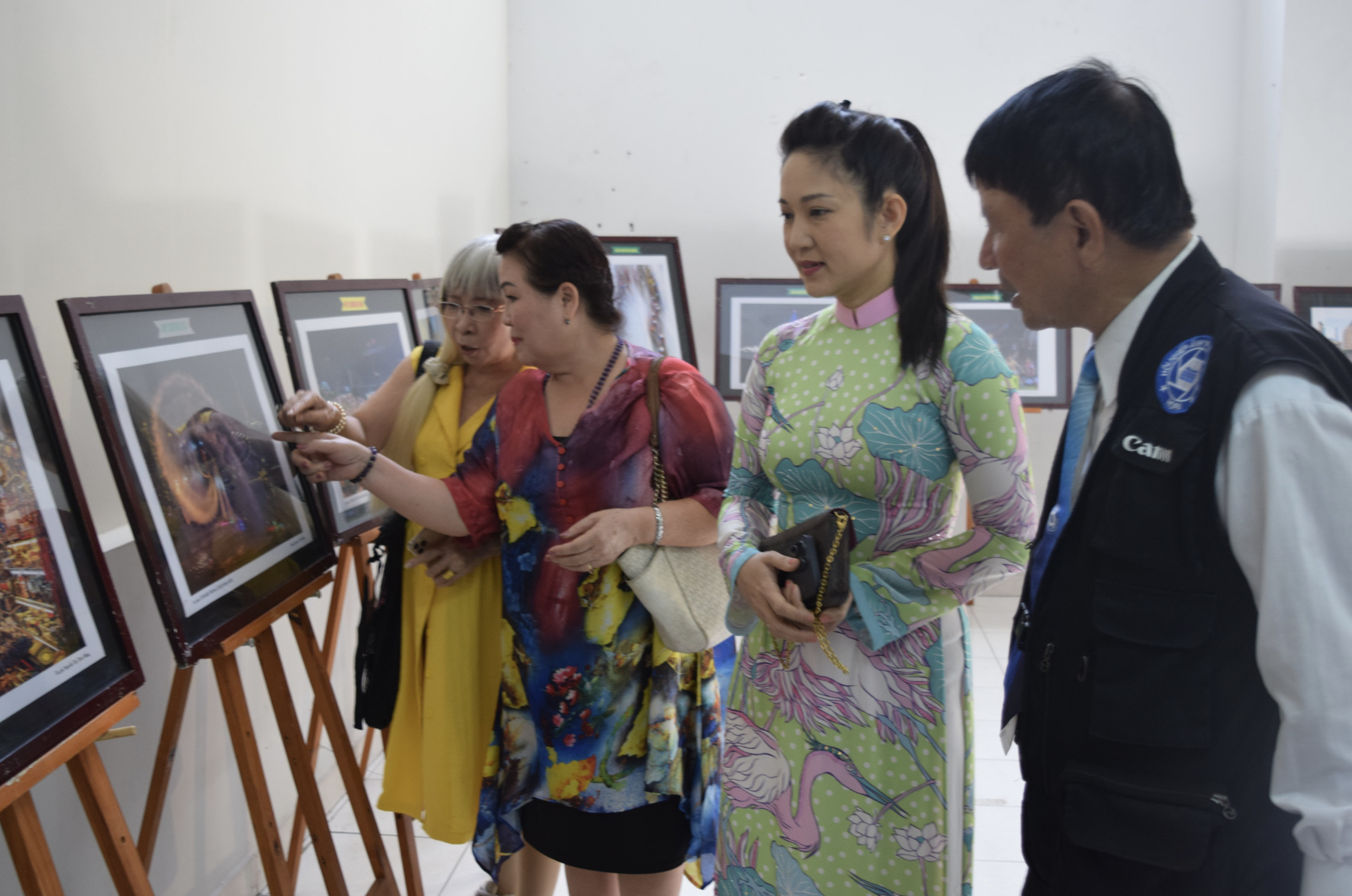 Representatives from Vietnam and South Korea view pictures at an exhibition held during an art exchange program in Ho Chi Minh City. Photo: Thuy Linh / Tuoi Tre