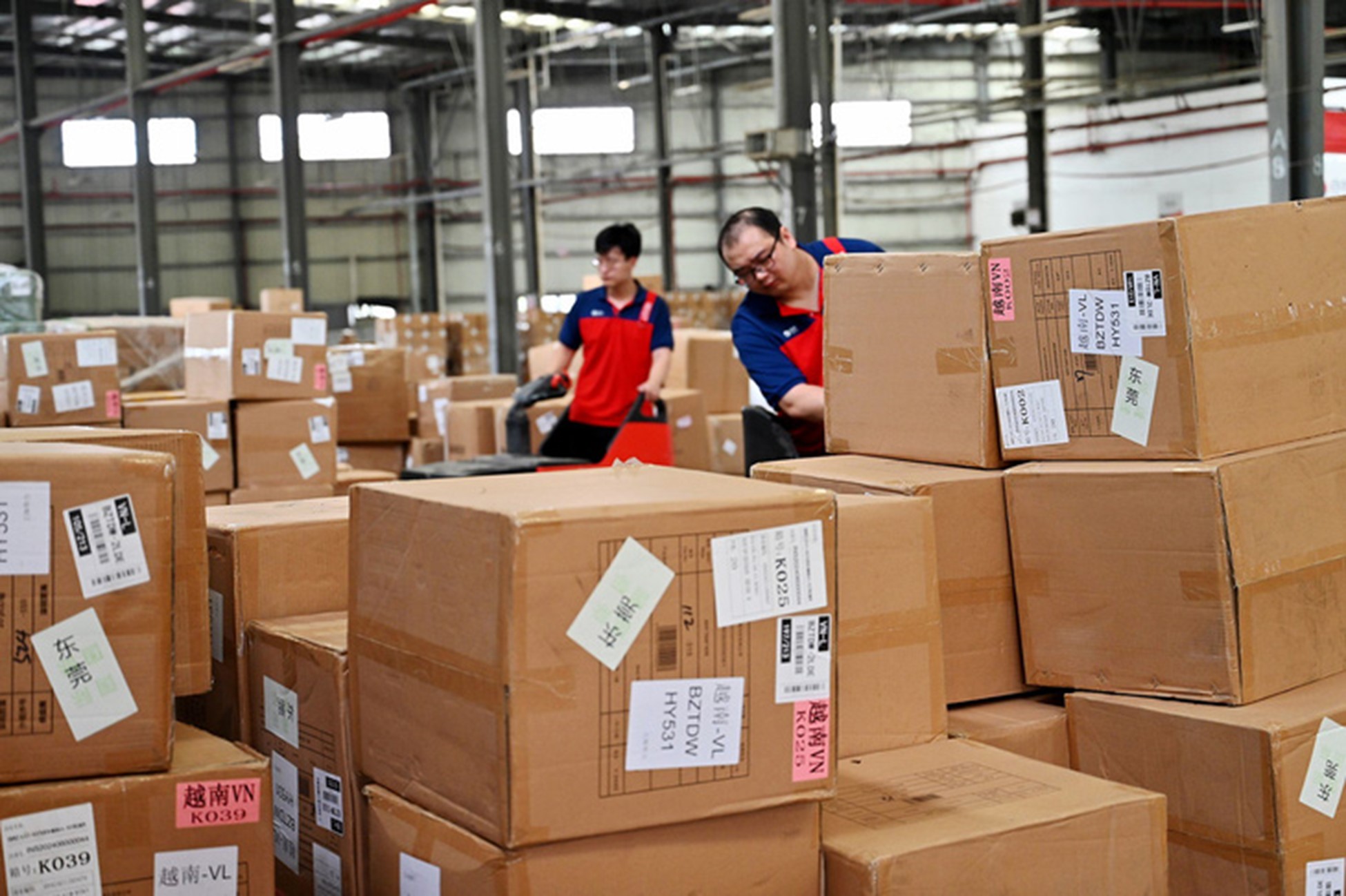 The volume of Chinese goods sold to Vietnamese consumers via e-commerce platforms has soared. Photo: Bong Mai / Tuoi Tre