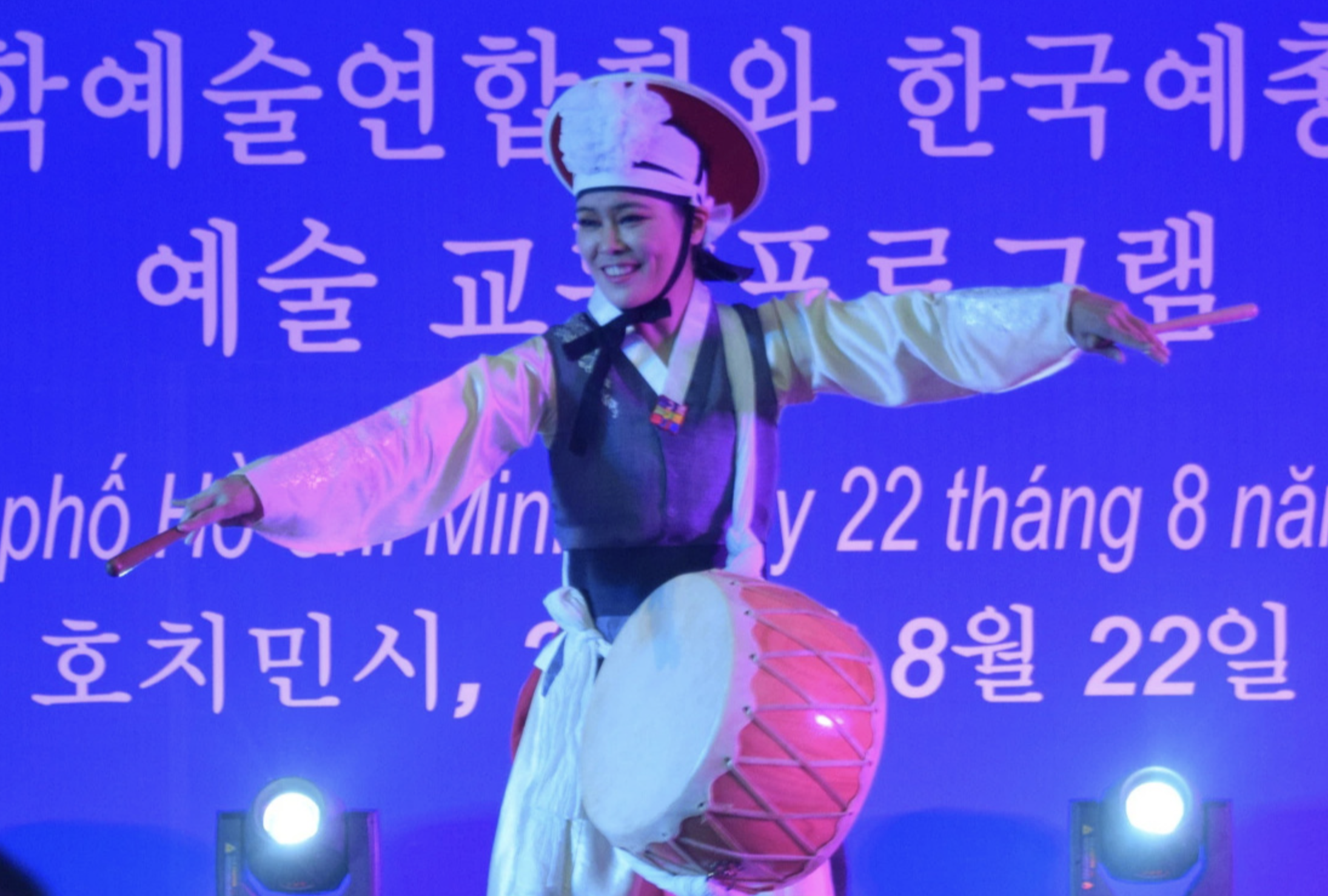 A South Korean artist performs a drum dance. Photo: Thuy Linh / Tuoi Tre