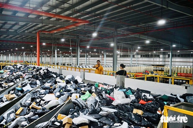 Goods from China are classified at a sorting center in Bac Ninh Province in northern Vietnam. Photo: Bong Mai / Tuoi Tre