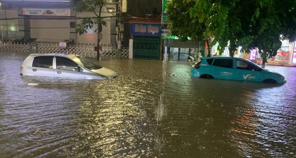 Two cars are seen on heavily-flooded Minh Cau Street in Thai Nguyen City under the namesake province in northern Vietnam on August 22, 2024. Photo: T.Nguyen