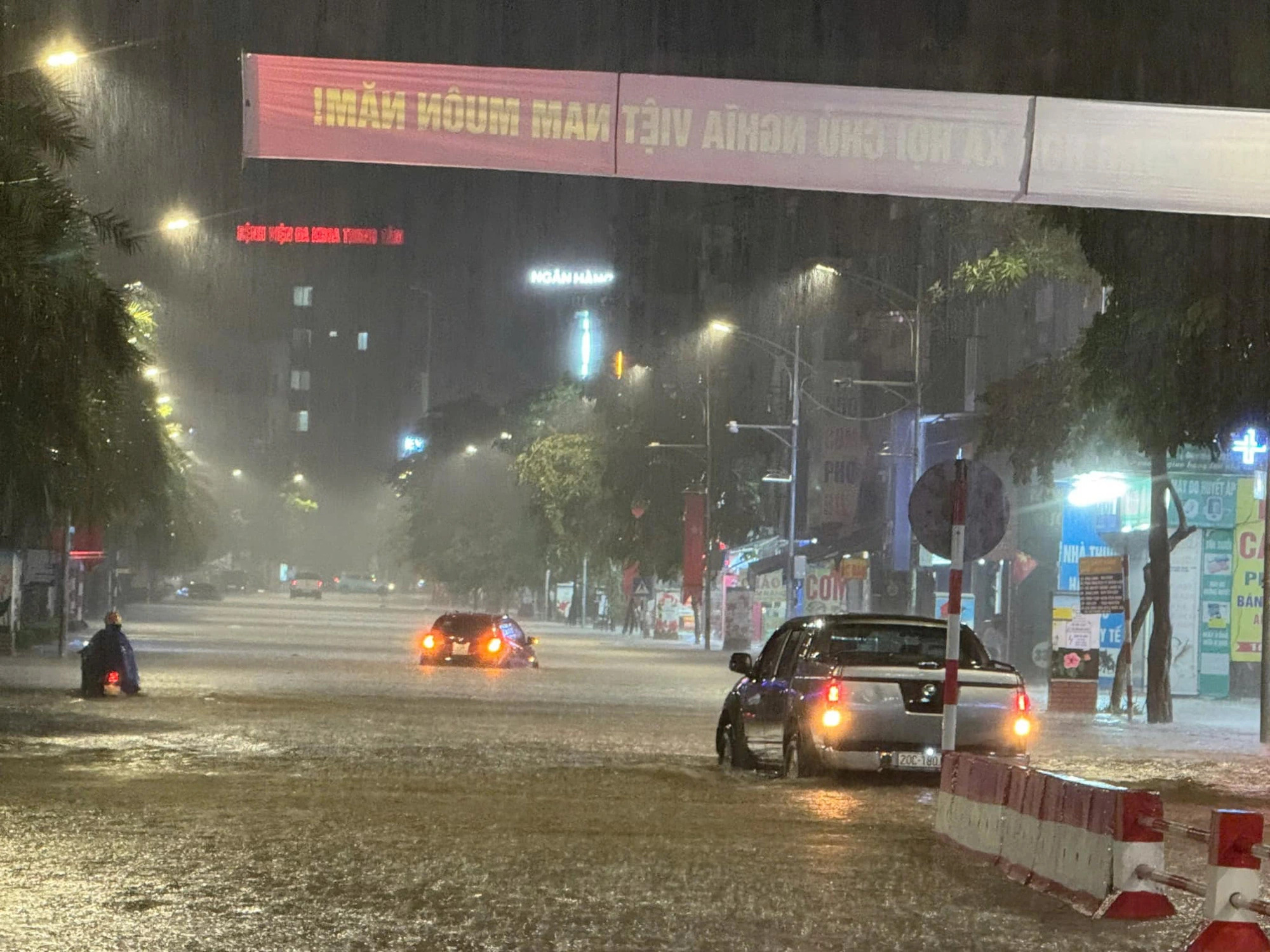 Torrential rain causes severe flooding, sweeps cars away in Vietnam’s mountainous province