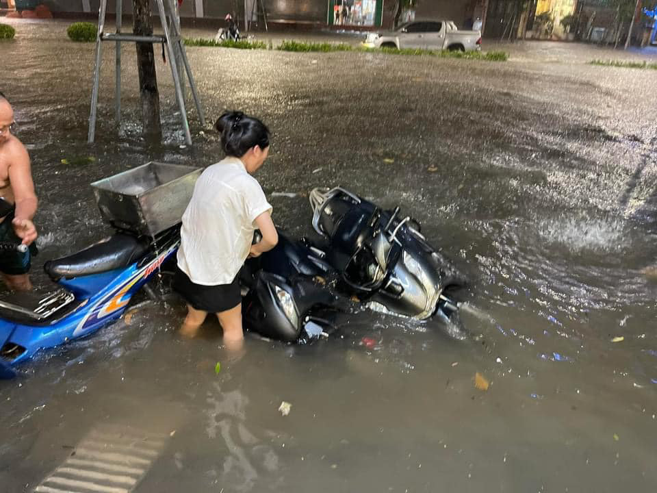 Rainwater submerges the sidewalks, causing motorcycles to collapse on a road in Thai Nguyen Province, northern Vietnam on August 22, 2024. Photo: T.Nguyen