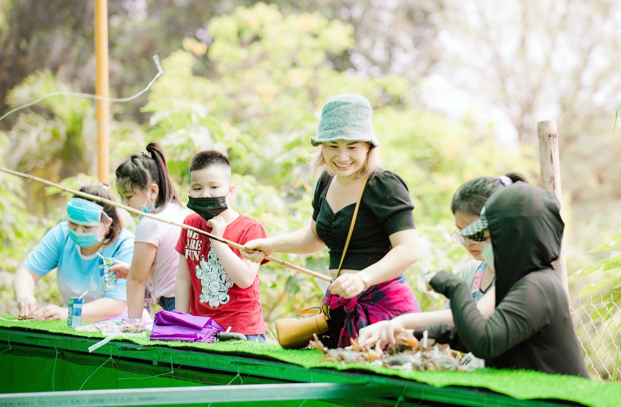 Tourists catch crabs at Le Duc Canh’s farm.