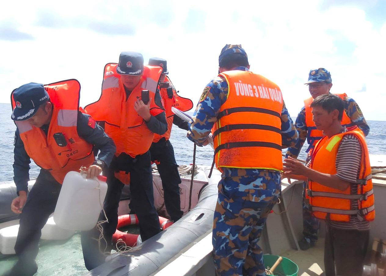 Chinese Navy hands over rescued Vietnamese fishermen to Vietnam